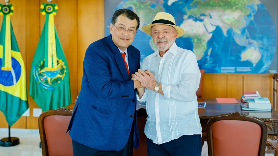 Eduardo Braga reivindica a Lula apoio federal contra erosões que ameaçam casas no Mauazinho
