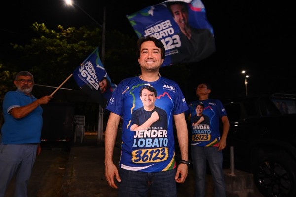 Jender Lobato apresenta número de campanha durante adesivaço em Manaus