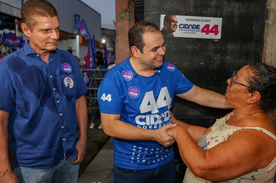 Roberto Cidade chega à zona Leste de Manaus em caminhada ao lado de Marcos Rotta