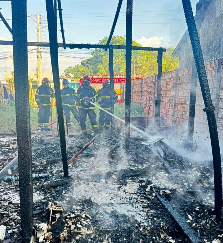 Incêndio destrói residência e deixa família com perda total em Parintins; VEJA MAIS FOTOS