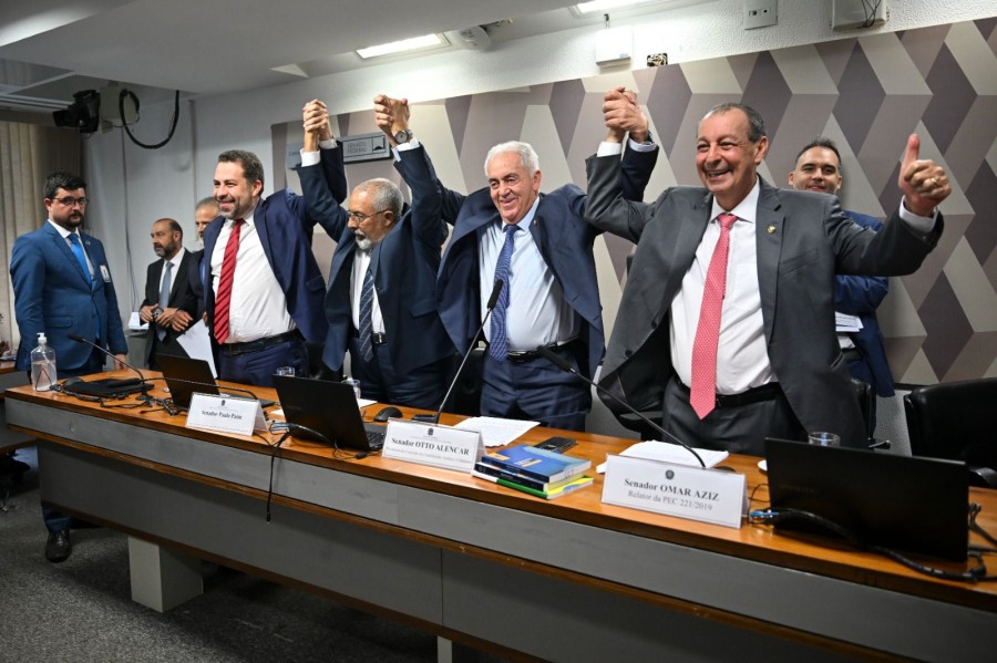Fim da escala 6x1 avança no Senado com relatório de Omar Aziz e jornada de 40 horas