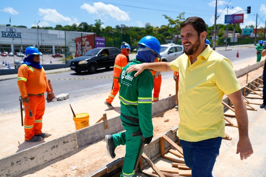 Renato Junior vistoria recuperação de 5,3 km de canteiros na avenida Margarita, em Manaus