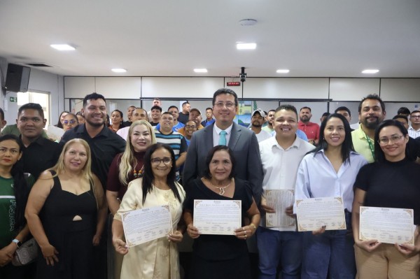 Fábio Cardoso homenageia profissionais de Educação Física em sessão especial na Câmara de Parintins