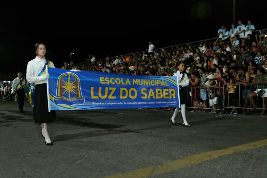 Milhares de pessoas lotam Avenida Paraíba durante desfiles cívicos em Parintins