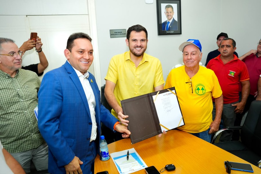 Renato Júnior sanciona subsídio de até R$ 3 milhões por mês para transporte complementar de Manaus; saiba o que muda