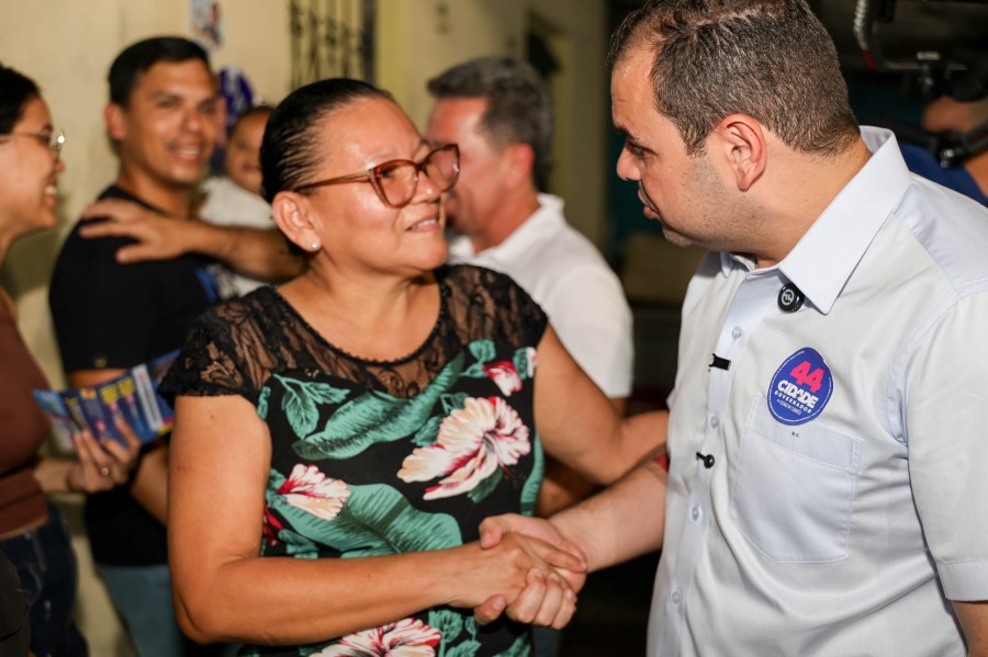 Roberto Cidade apresenta programa de apoio a mães solo durante caminhada em Manaus