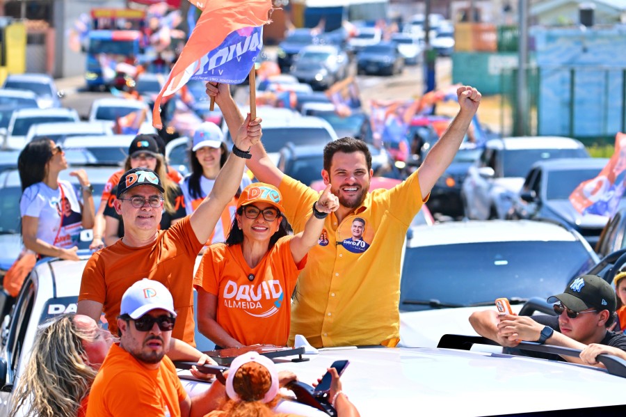 David Almeida reúne apoiadores em carreata por Manaus