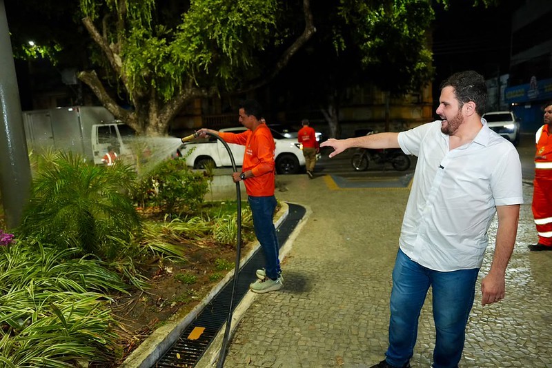 Renato Júnior atende pedido de criança e reforça irrigação de áreas verdes em Manaus
