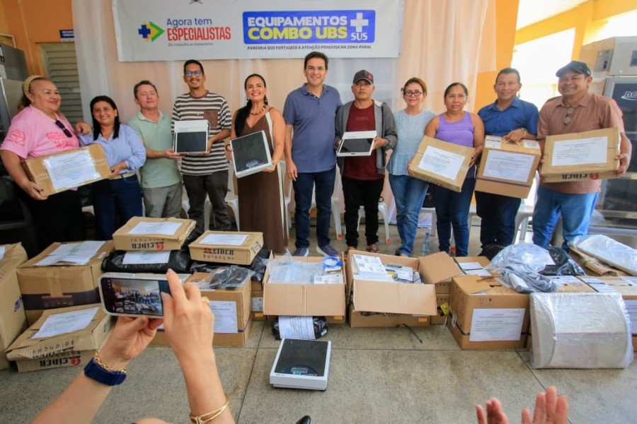 Mateus Assayag e Vanessa Gonçalves entregam equipamentos para UBSs da zona rural de Parintins