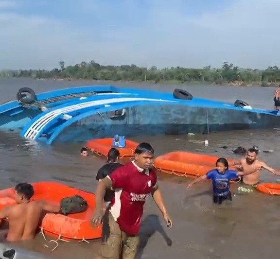 Embarcação naufraga durante viagem Parintins-Maués