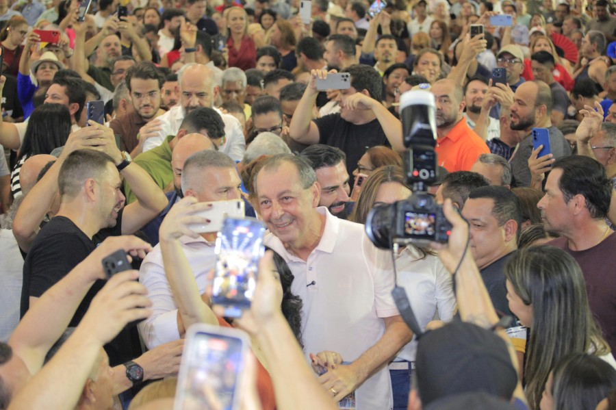 Omar Aziz abre 12 pontos de vantagem sobre Maria do Carmo na primeira pesquisa do segundo turno