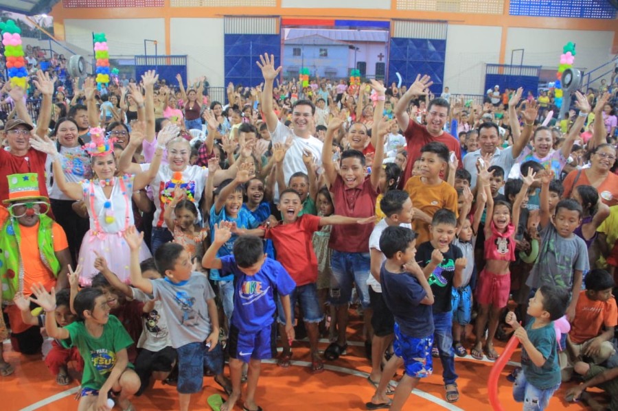 Mateus Assayag e Vanessa Gonçalves levam festa do Dia das Crianças à zona rural e urbana de Parintins
