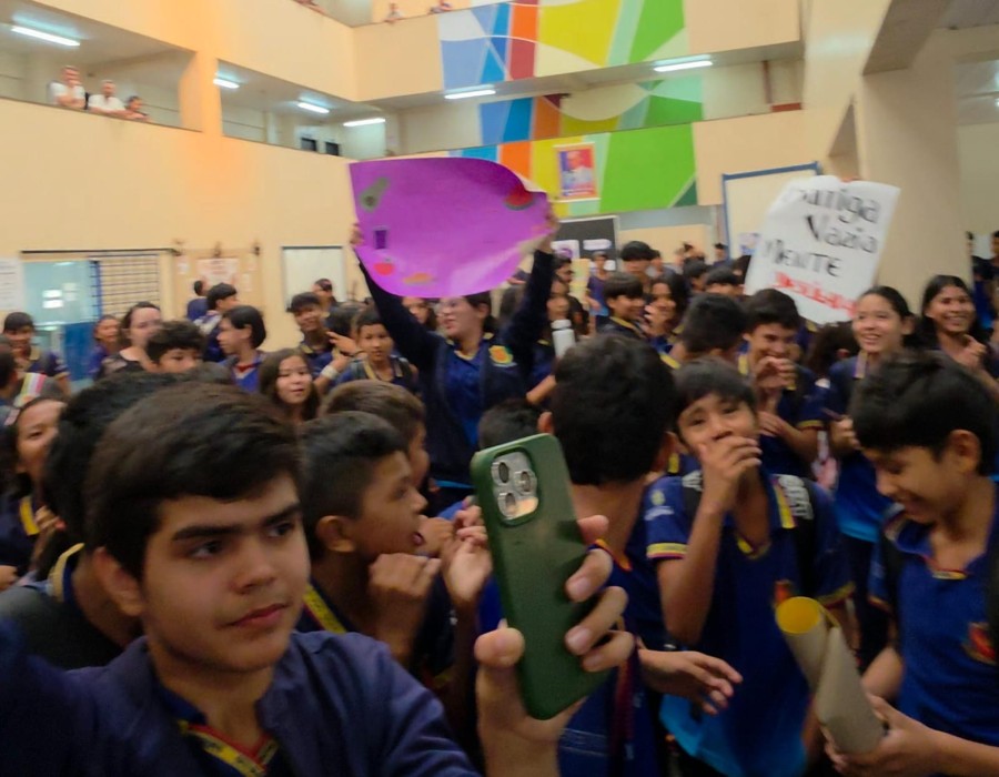 Estudantes do CETI Gláucio Gonçalves protestam contra falta de alimentação escolar em Parintins