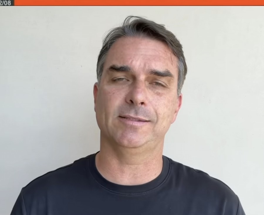 MODO AVIÃO: Site argentino noticia possível fuga de Flávio Bolsonaro do Brasil