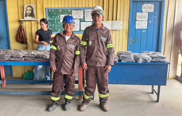 Prefeitura de Parintins entrega fardamentos e equipamentos a servidores da Infraestrutura