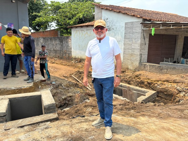 Prefeito em exercício, Cabo Linhares vistoria obra de drenagem e encaminha demandas em Parintins