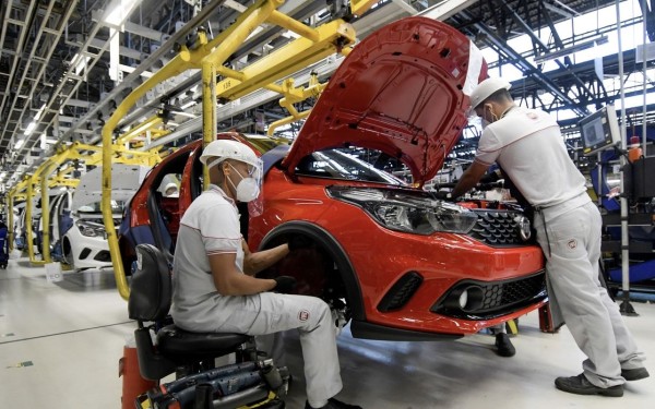 Brasil registra queda no desemprego e alcança marca histórica no mercado de trabalho