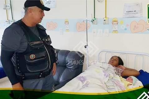 Policiais Militares realizam parto de emergência dentro de canoa em Maués Policiais Militares realizam parto de emergência dentro de canoa em Maués