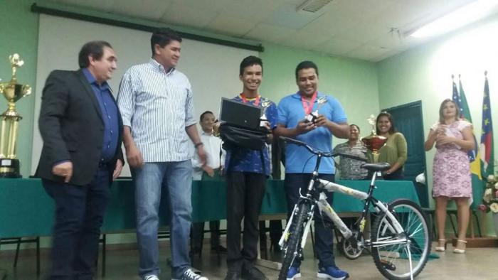 Estudantes são premiados por bom desempenho na Olimpíada Parintinense de Matemática