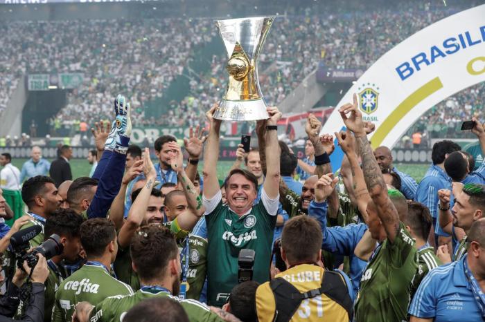 Bolsonaro acompanha vitória do Palmeiras e entrega taça de campeão
