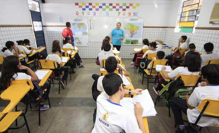 Convocados pela Semed Manaus devem começar a entregar documentos nesta segunda 