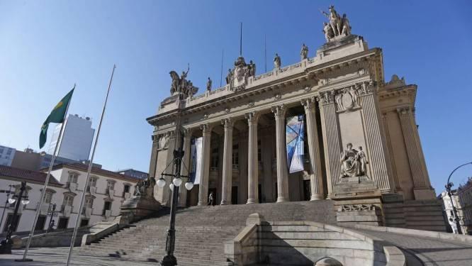 Embolsar parte do salário de assessores é prática comum nas casas legislativas