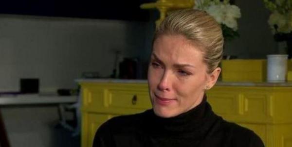 Ana Hickmann dá viagem internacional e ganha pedra no amigo secreto da TV Record Ana Hickmann dá viagem internacional e ganha pedra no amigo secreto da TV Record