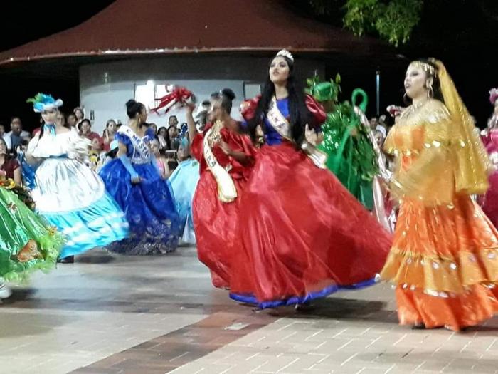 Rainha do Folclore do Boi Garantido cumpre tradição familiar e se apresenta no Festival das Pastorinhas de Parintins