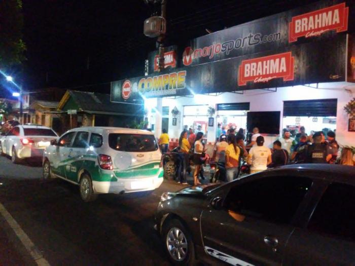 Bar é multado em Parintins após fiscalização constatar casal embriagado com criança de colo em seu interior 