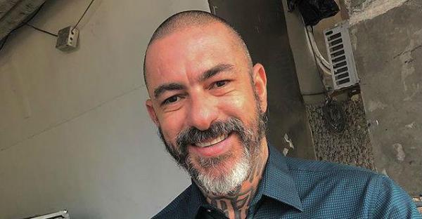 Henrique Fogaça leva sua cachorra para doar sangue para os cães de Brumadinho Henrique Fogaça leva sua cachorra para doar sangue para os cães de Brumadinho