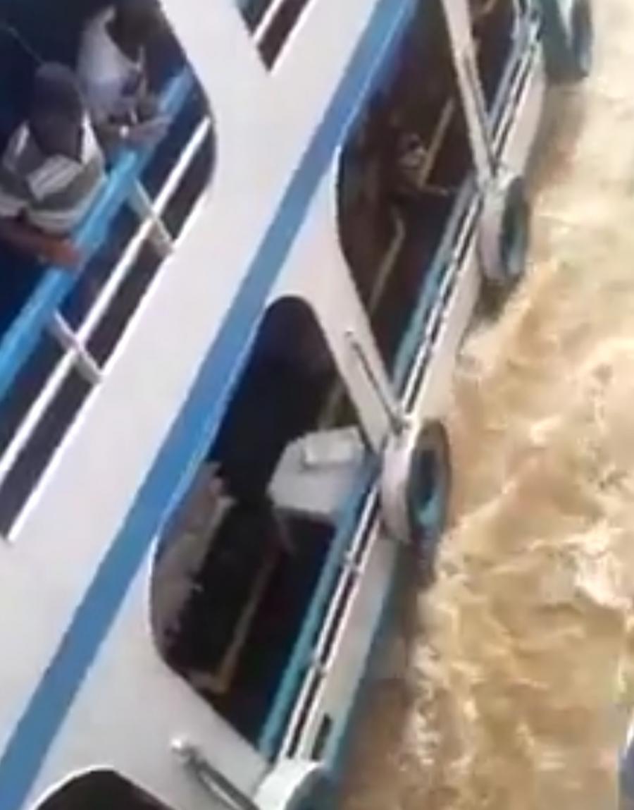 Embarcações quase colidem durante ultrapassagem no Rio Amazonas e acabam retidas em Itacoatiara